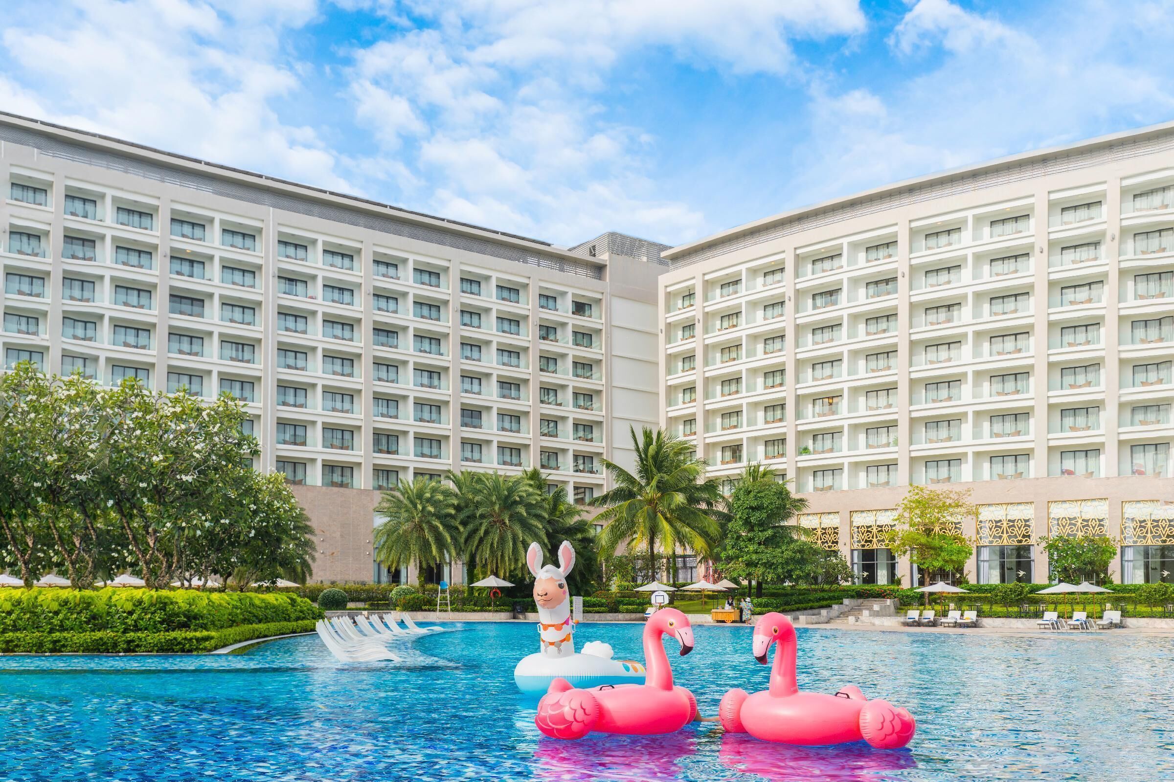 สระว่ายน้ำกลางแจ้ง