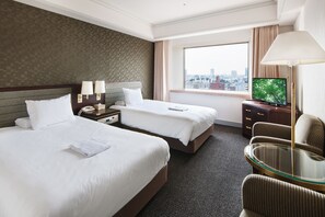 Habitación cuádruple estándar, varias camas, para no fumadores | Cortinas blackout, wifi gratis y ropa de cama