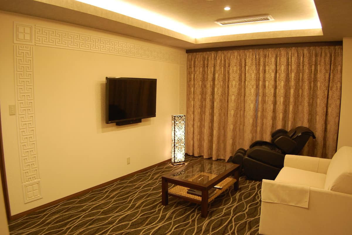 suite | living room | lcd tv, dvd player