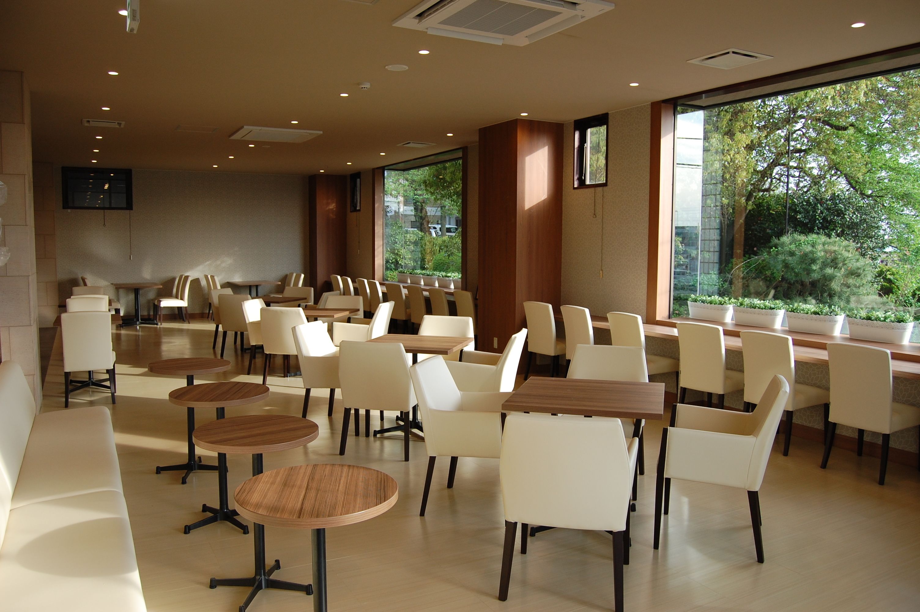 Daily buffet breakfast (JPY 1100 per person)