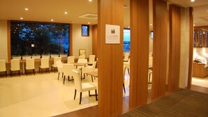 朝食 (ビュッフェ)、毎日提供 (有料)