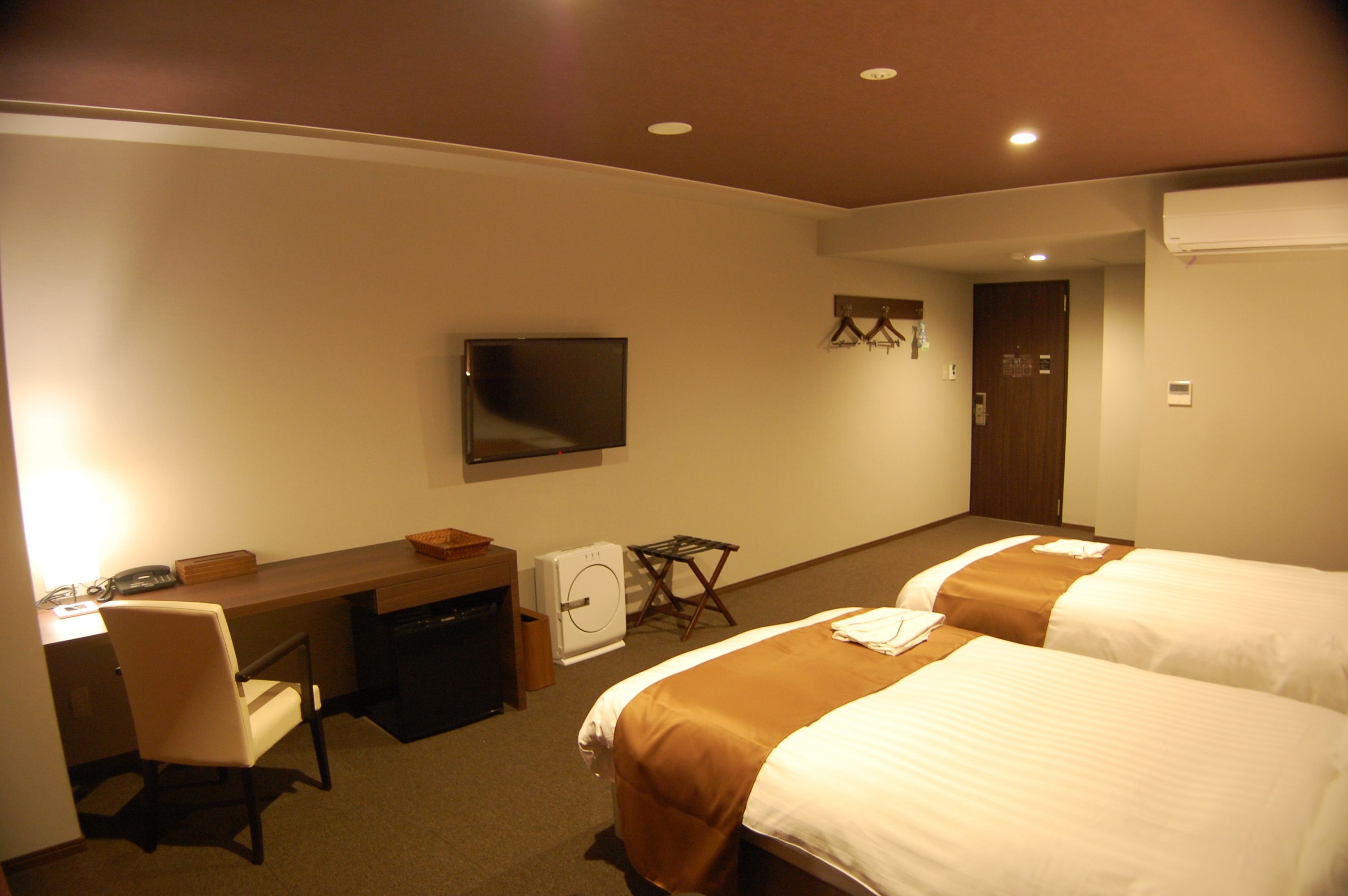 premium bedding, pillow-top beds, desk, blackout curtains