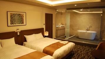 Suite | Premium bedding, pillowtop beds, desk, blackout drapes