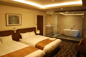 Suite | Luxe beddengoed, pillowtop-bedden, een bureau, verduisterende gordijnen