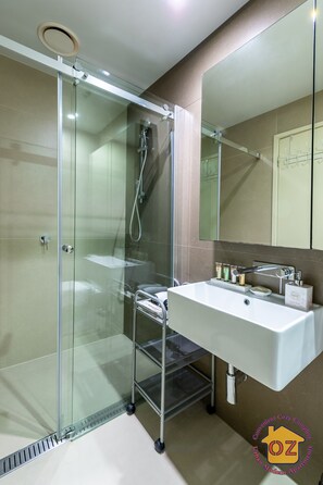 Douche, articles de toilette gratuits, sèche-cheveux, chaussons