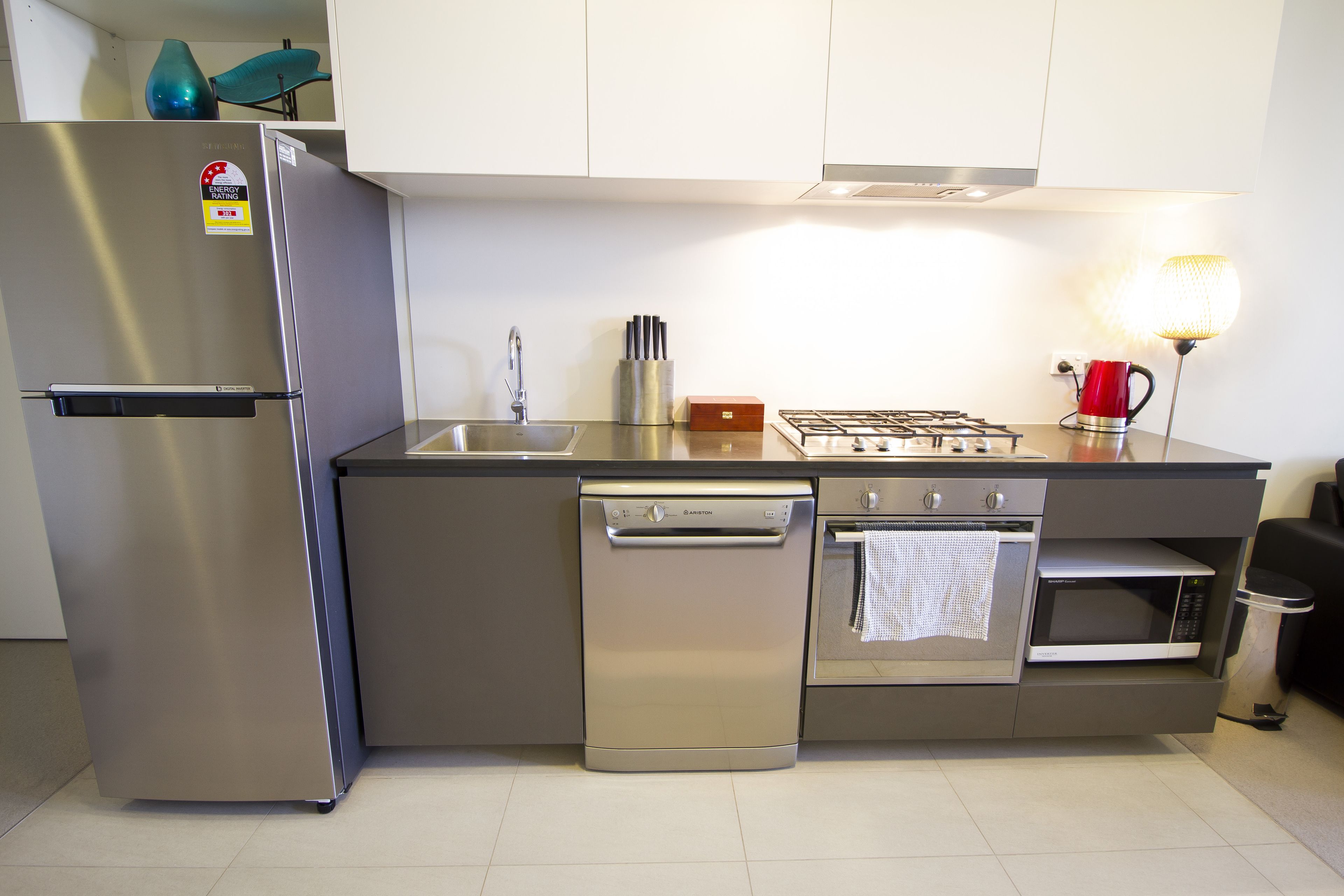 Refrigerador, microondas, horno, placa de cocina