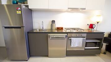 Fridge, microwave, oven, stovetop