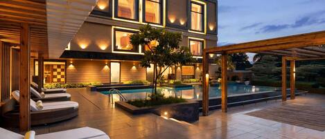 Piscina externa, funciona das 8h às 18h30, espreguiçadeiras