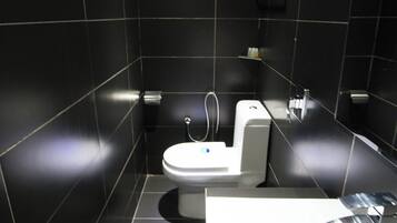 Habitación superior (Family) | Baño | Ducha, artículos de higiene personal gratuitos y secador de pelo