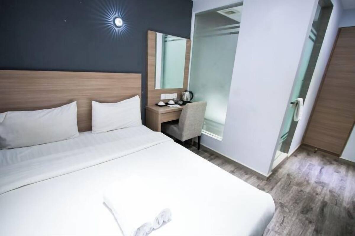 Een bureau, een strijkplank/strijkijzer, gratis wifi