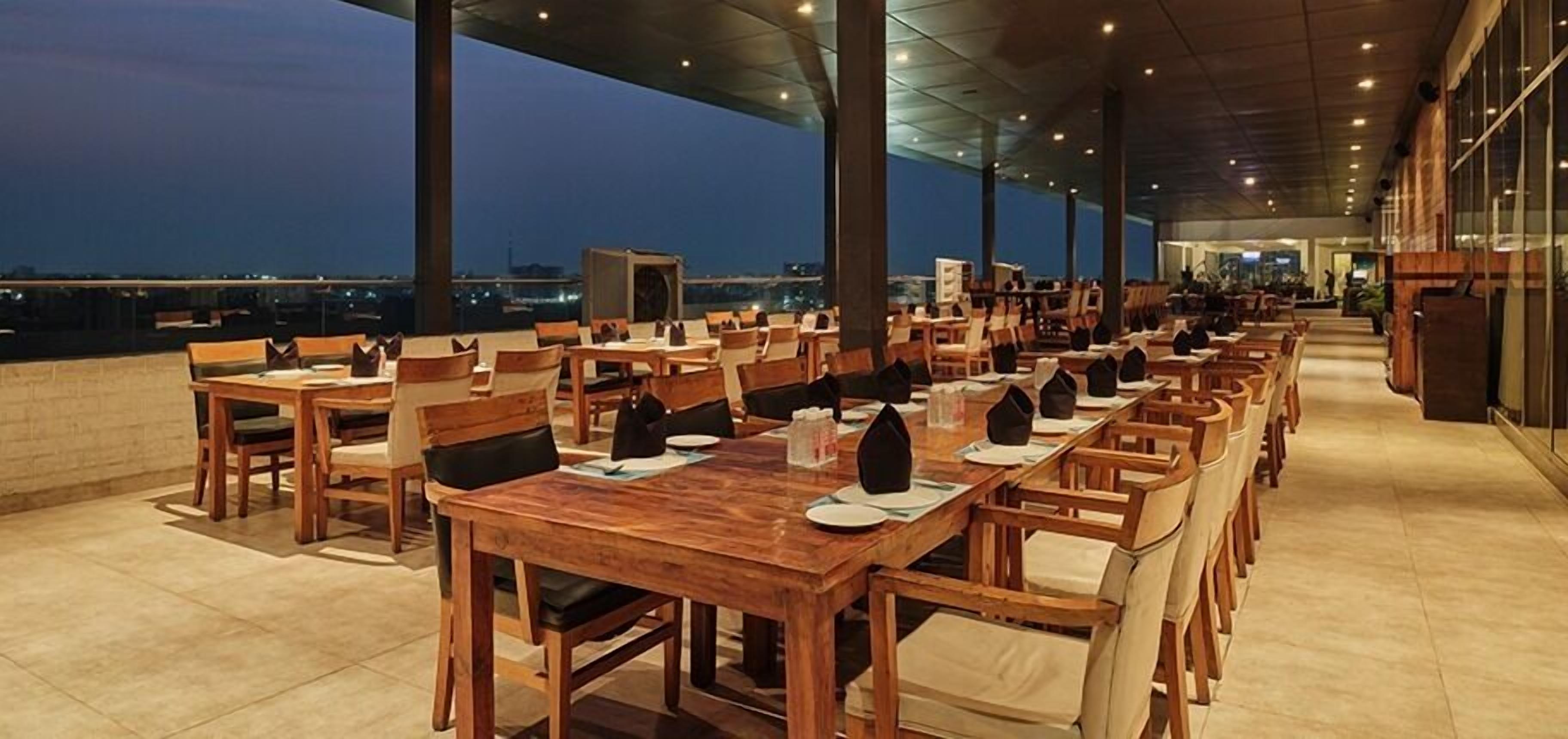 Lunch and dinner served, international cuisine