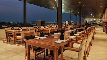 Lunch and dinner served, international cuisine