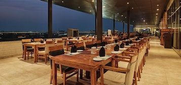 2 restaurantes: opção de café da manhã, almoço e jantar