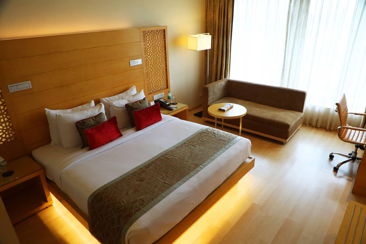 grand room | 1 bedroom, minibar, in-room safe, desk