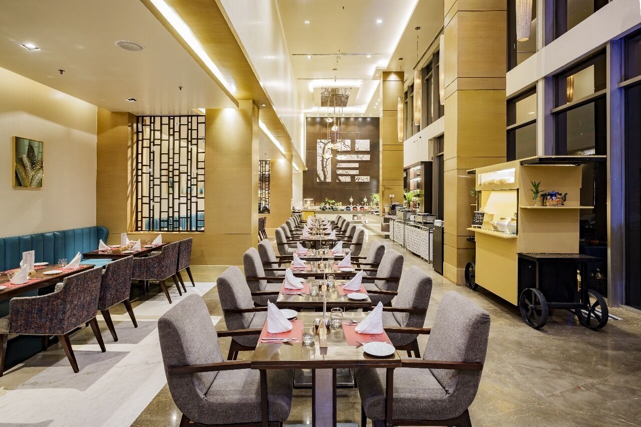 Lunch and dinner served, international cuisine