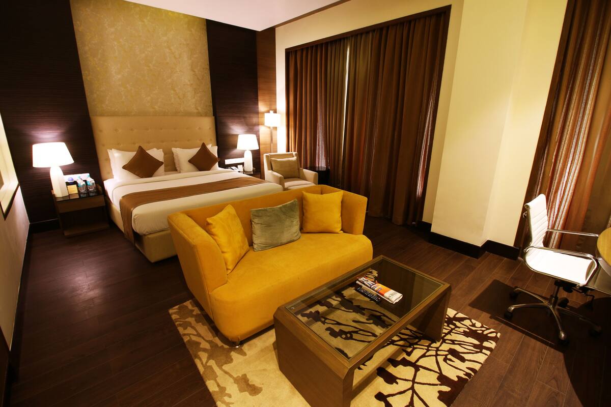 Kamar Premium | Brankas, meja kerja, ruang kerja ramah laptop, dan kedap suara