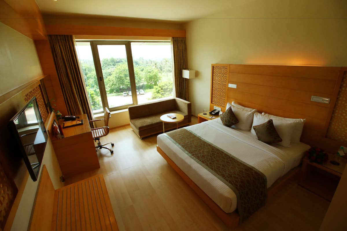 Grand Room | Minibar, in-room safe, desk, soundproofing