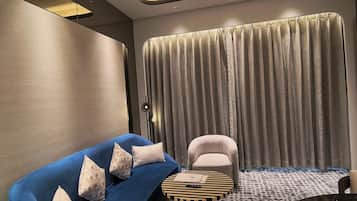 Premium Suite | Living area | Flat-screen TV