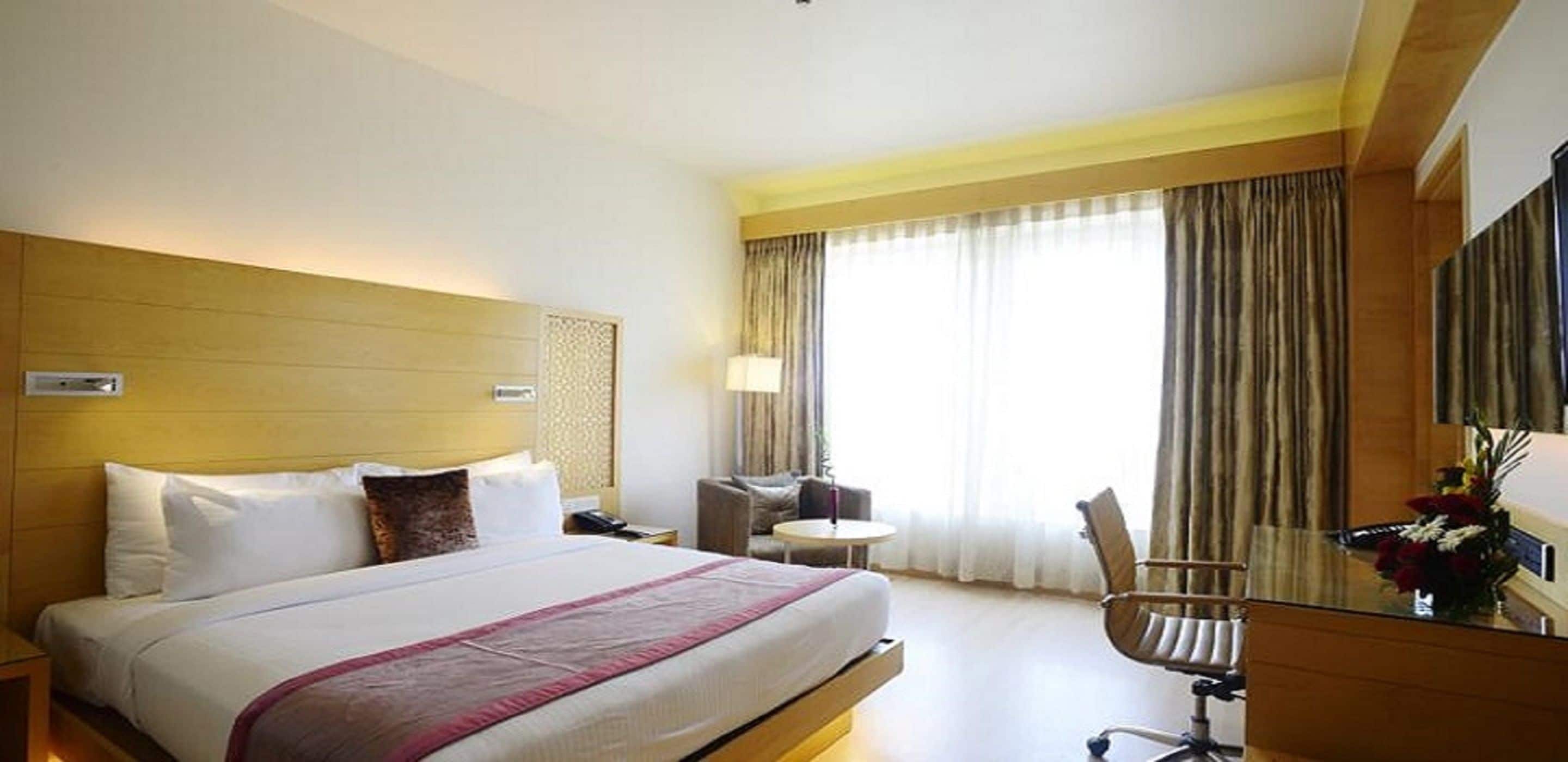 grand room | 1 bedroom, minibar, in-room safe, desk