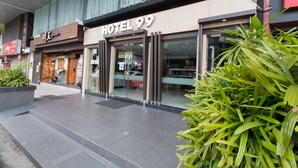 Ein moderner Hotelzugang mit einem gut sichtbaren Schild, auf dem "HOTEL 99" steht.