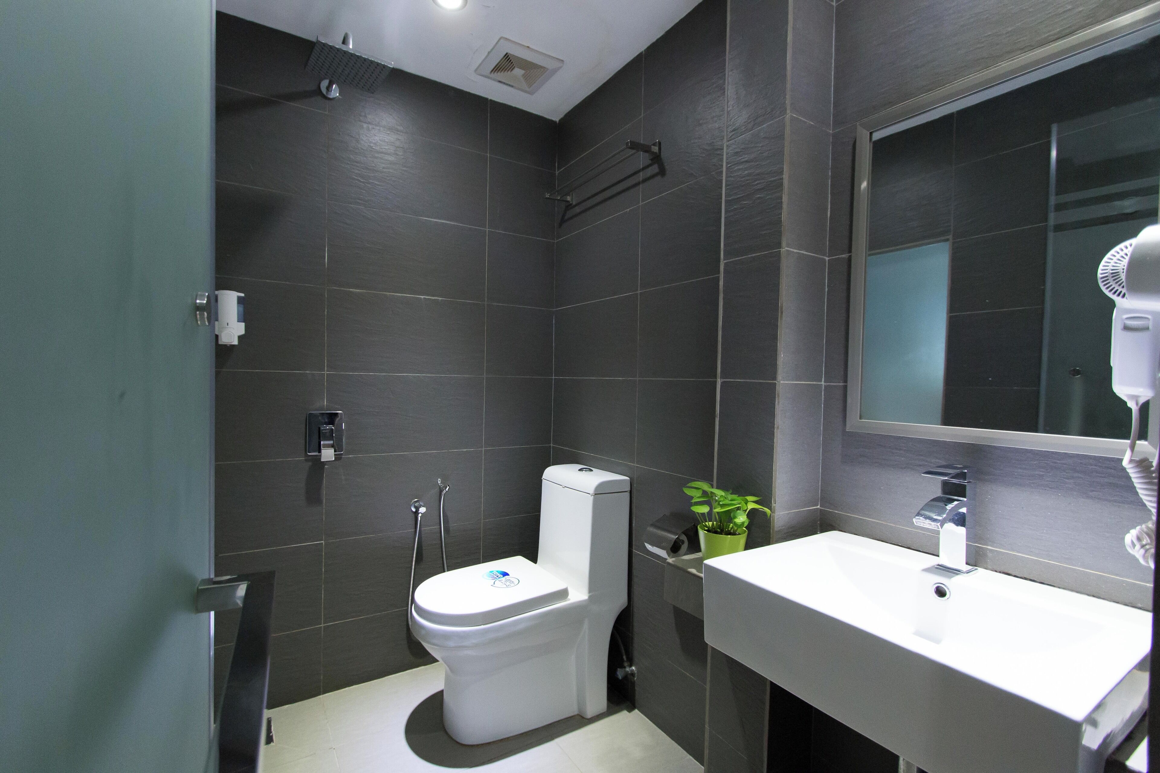 Twin Single | Bathroom | Shower, free toiletries, hair dryer, slippers