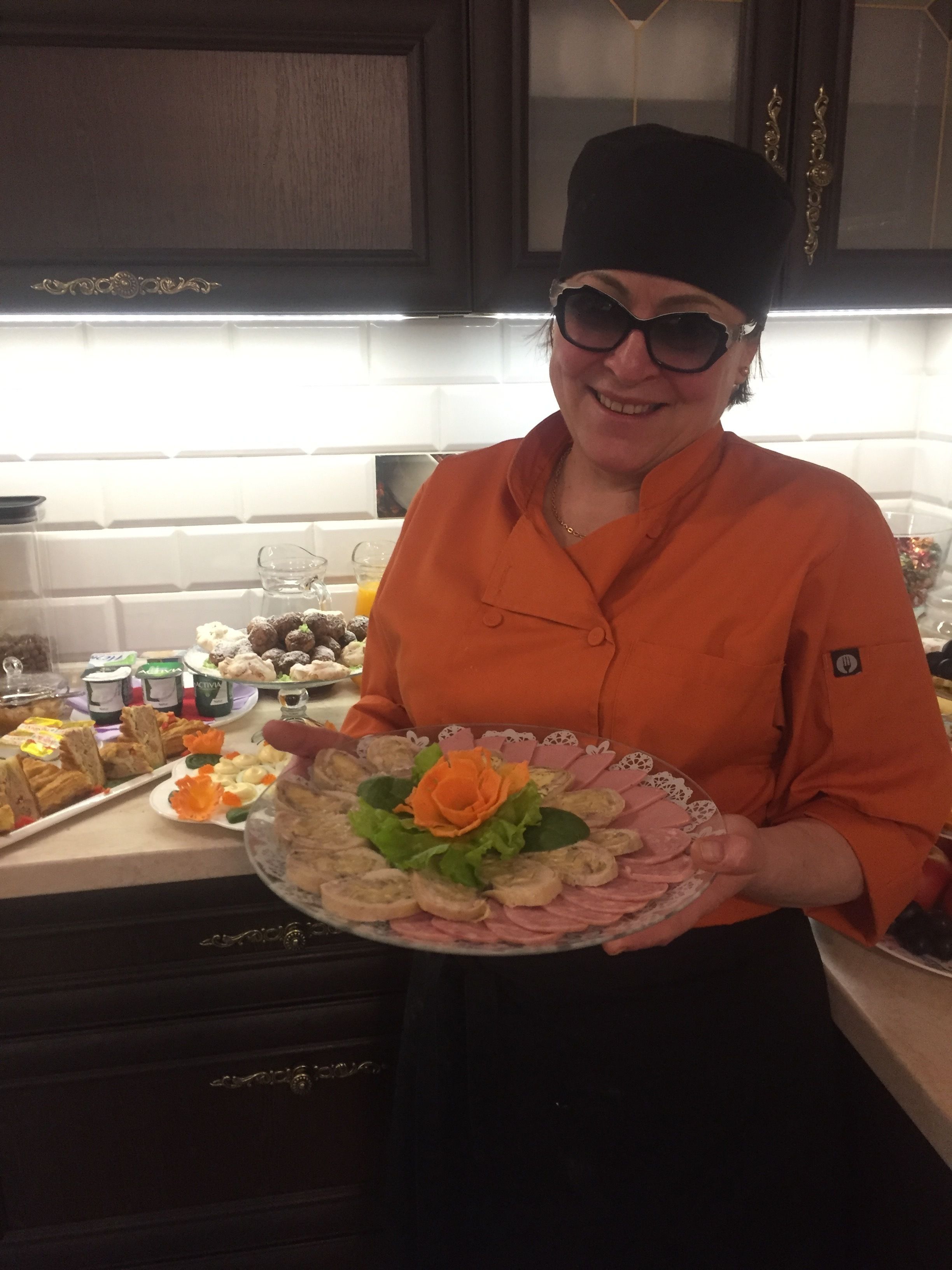 Una persona sostiene un plato con comida en una cocina.