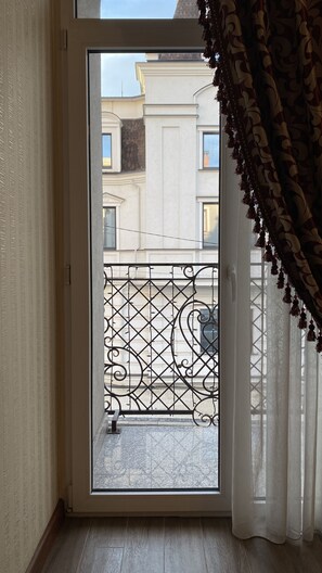 Suíte, sacada, vista para o parque | Roupas de cama premium, cofres nos quartos, escrivaninha