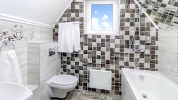Standard Twin Room | Bathroom | Hair dryer, towels