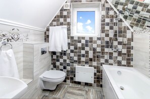 Standard Twin Room | Bathroom | Hair dryer, towels - Park Lane Hotel (Chisinau)