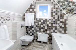 Habitación estándar con 2 camas individuales | Baño | Secador de pelo y toallas