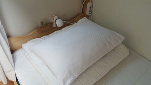 A bed with white bedding and a wooden headboard. - Happy Tree Guesthouse - Hostel (Seoul)