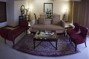 Deluxe Suite, 1 Double Bed | Living room