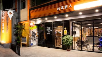 Boendets fasad - kvÀll/natt