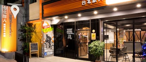 Fachada de la propiedad por la tarde o noche