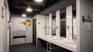 ห้องพักรวม, ผู้หญิงเท่านั้น | ห้องน้ำ