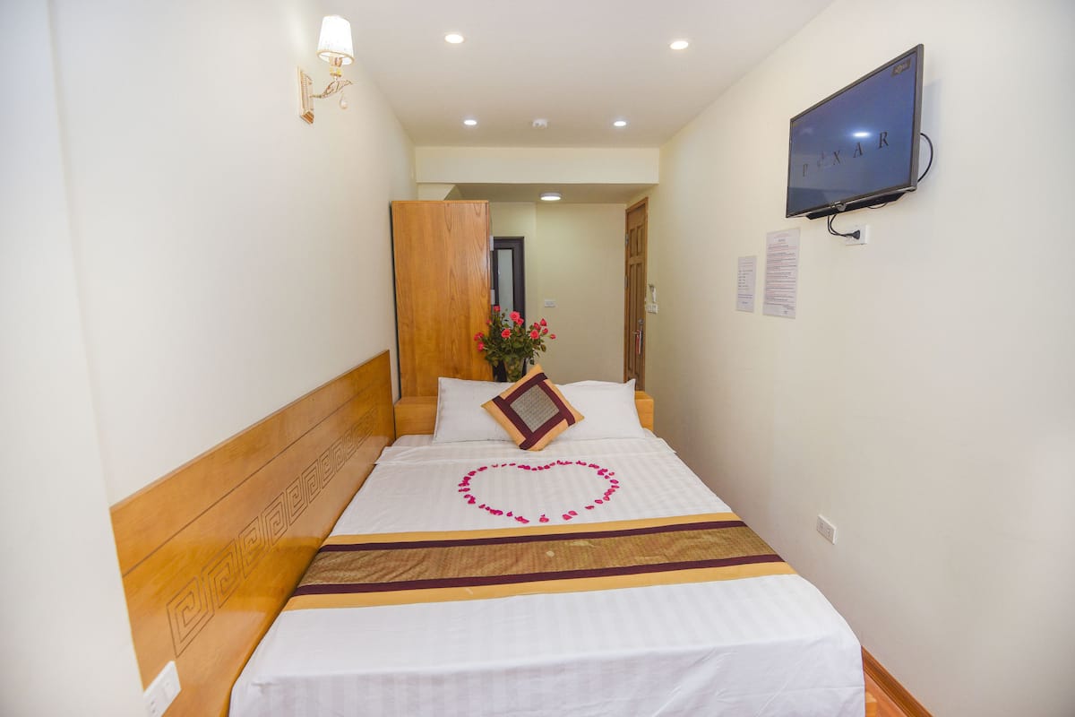Minibar, desk, free WiFi, bed sheets