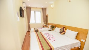 Habitación triple Deluxe | Minibar, escritorio, wifi gratis y ropa de cama