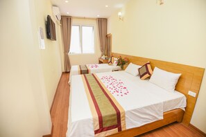 Deluxe-Dreibettzimmer | Minibar, Schreibtisch, kostenloses WLAN, Bettwäsche