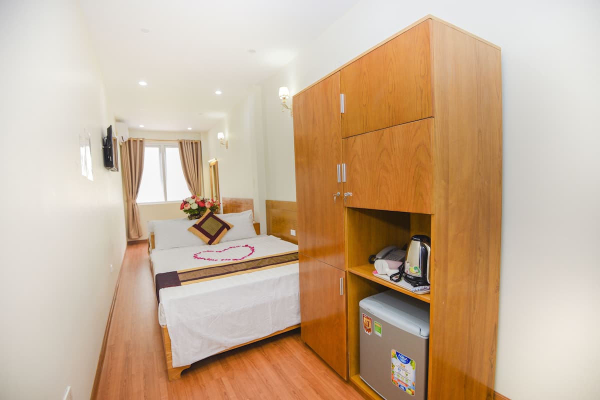 Minibar, desk, free WiFi, bed sheets