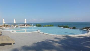 Bungalow with Pool View