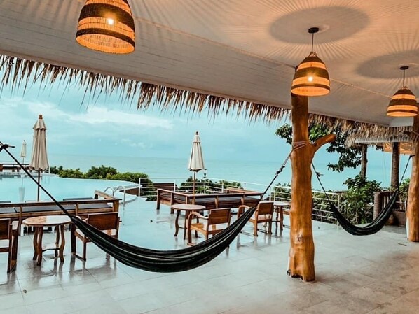 สระว่ายน้ำกลางแจ้ง