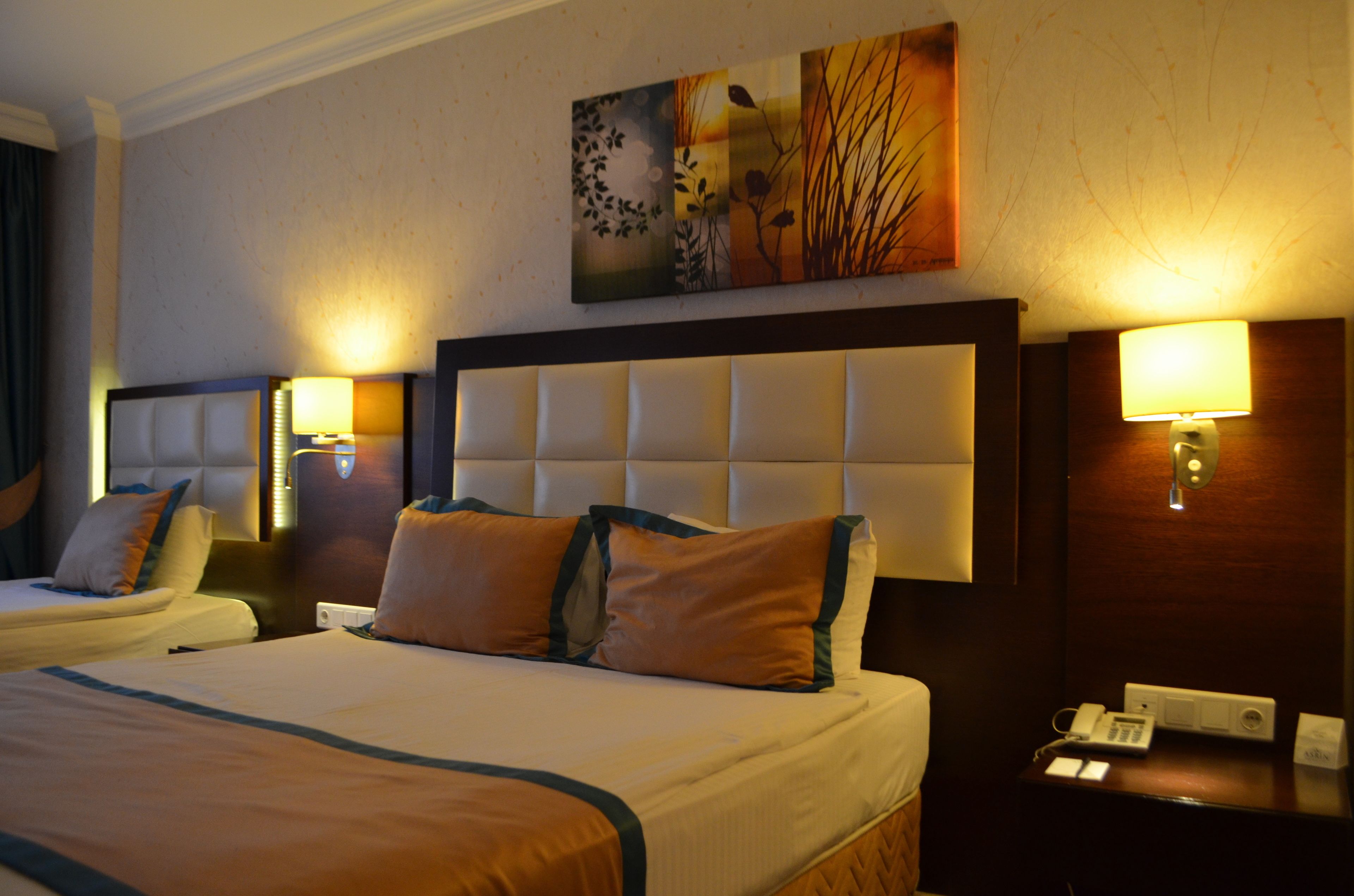 Minibar, caja de seguridad en la habitación y escritorio 