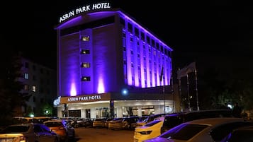 Fassade der Unterkunft – Abend/Nacht