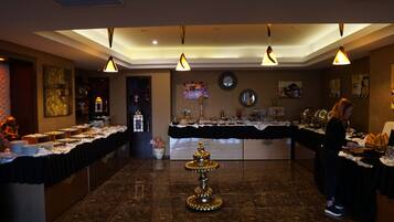 Café da manhã com buffet grátis todos os dias