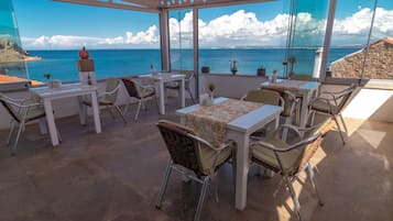 Café da manhã com buffet grátis todos os dias