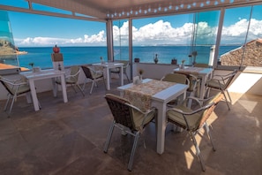 Free daily buffet breakfast - e2 Deniz Otel (Bozcaada)