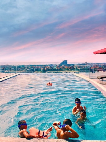 室外游泳池,无边泳池,日光浴躺椅