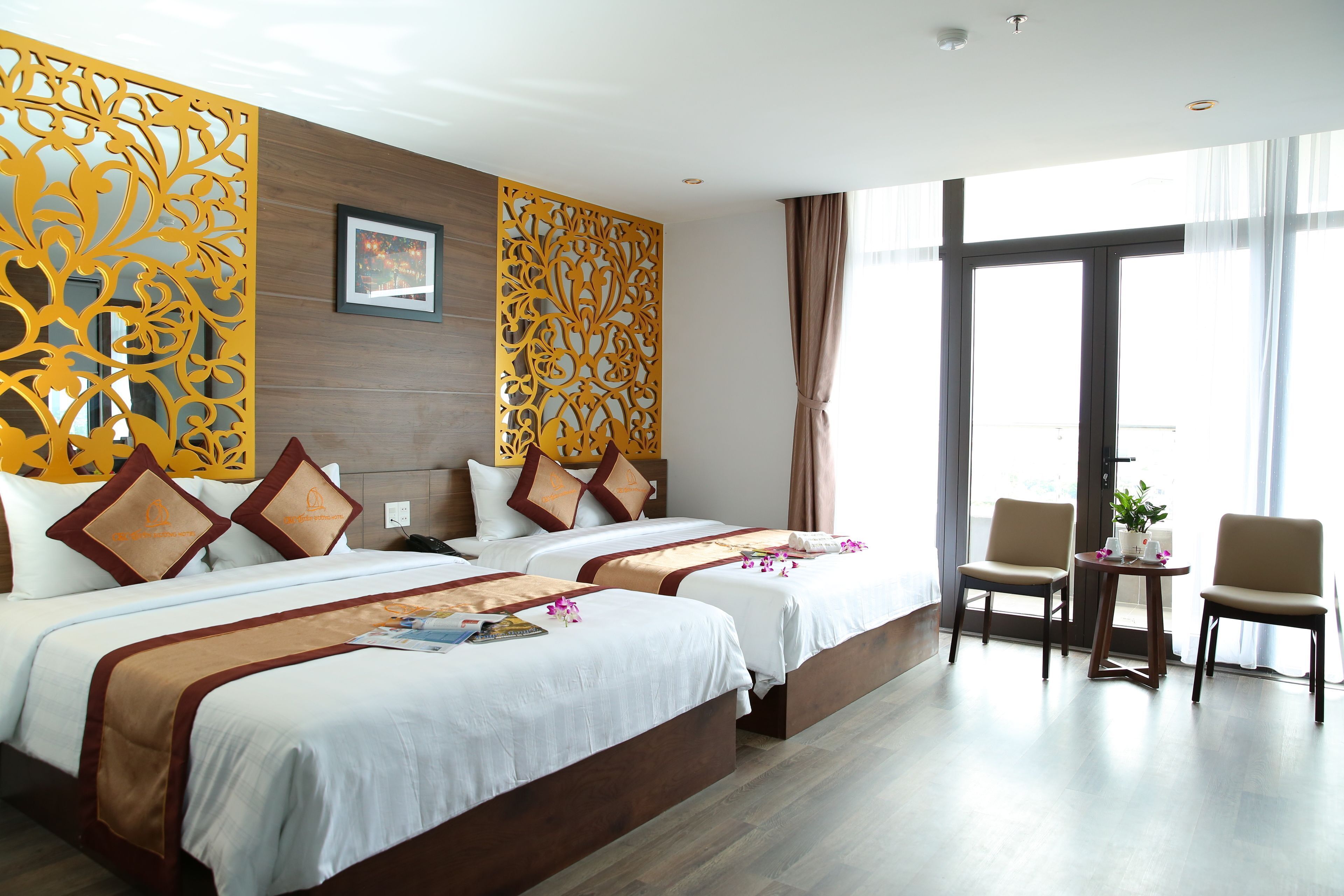 Minibar, caja de seguridad en la habitación y escritorio 