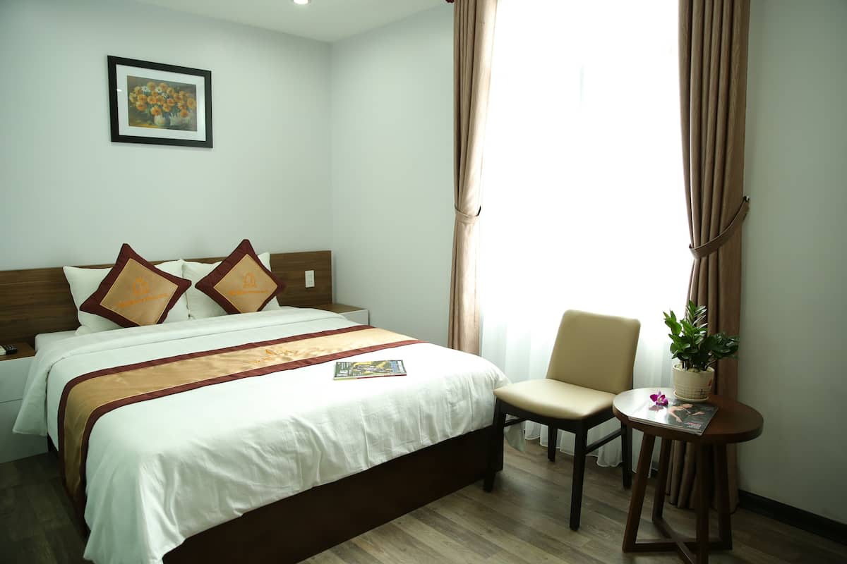 Minibar, in-room safe, desk, laptop workspace