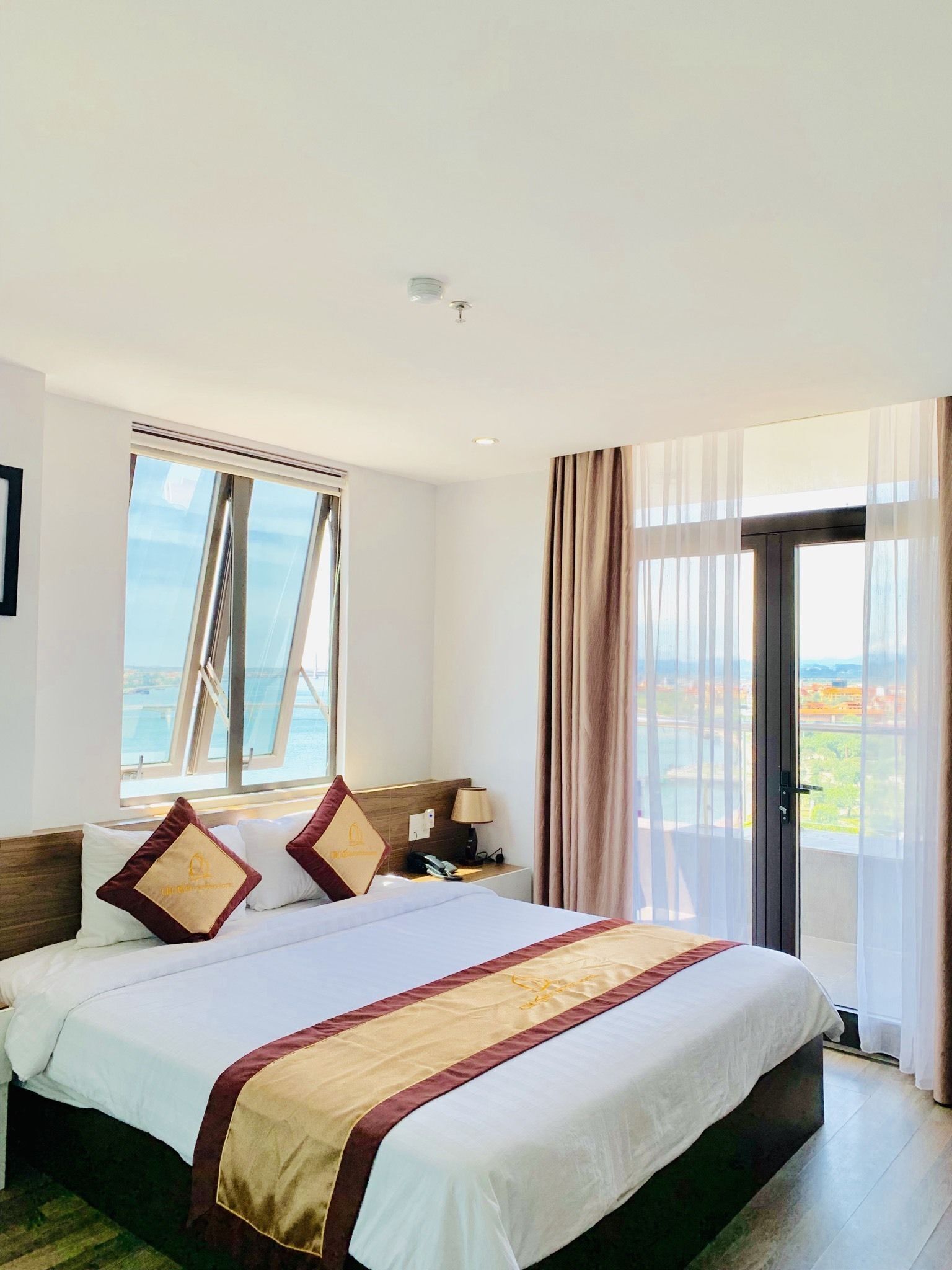 Minibar, caja de seguridad en la habitación y escritorio 